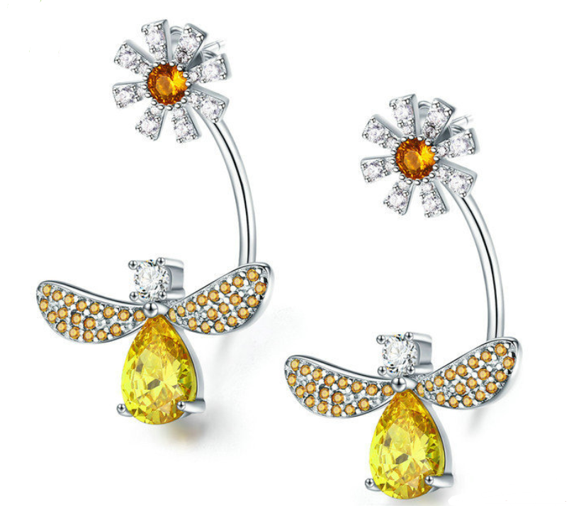 Daisy Bee Stud Earrings by Dealightful Finds