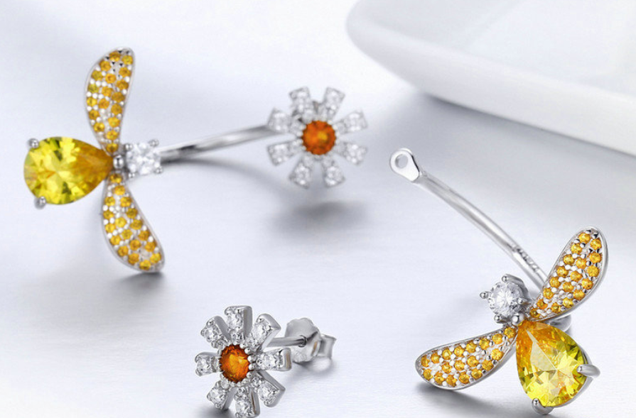 Daisy Bee Stud Earrings by Dealightful Finds