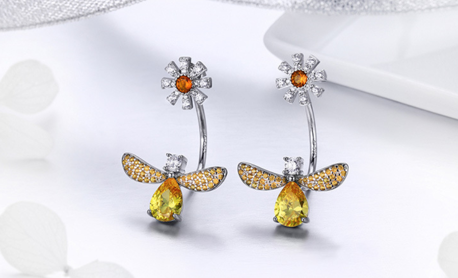Daisy Bee Stud Earrings by Dealightful Finds