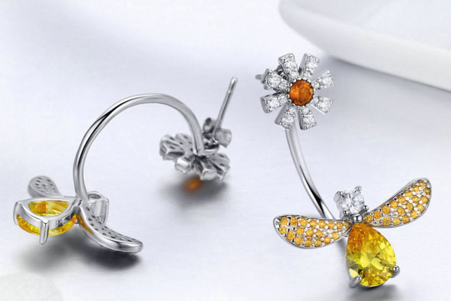 Daisy Bee Stud Earrings by Dealightful Finds