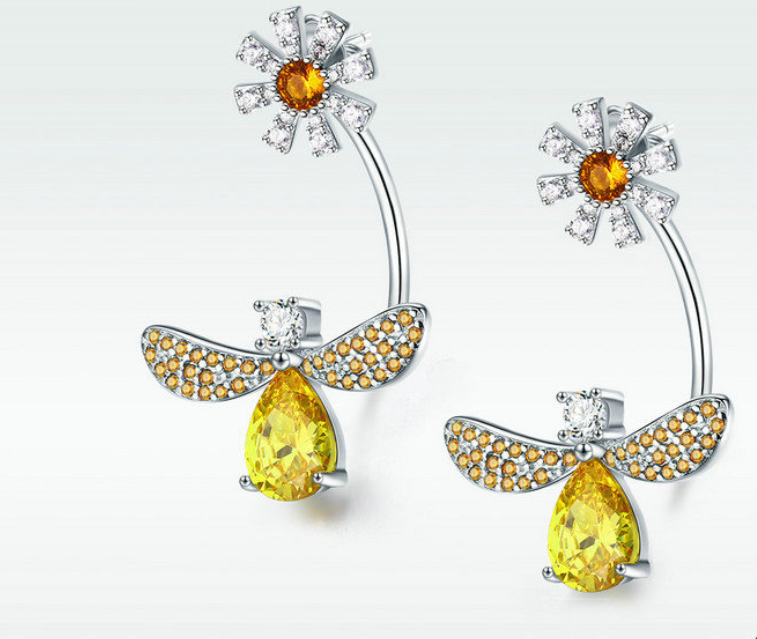 Daisy Bee Stud Earrings by Dealightful Finds
