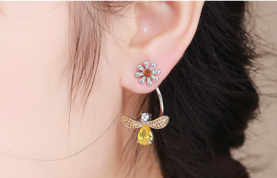 Daisy Bee Stud Earrings by Dealightful Finds